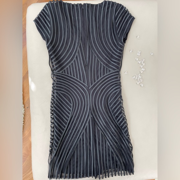 PARKER DRESS - Picture 2 of 9